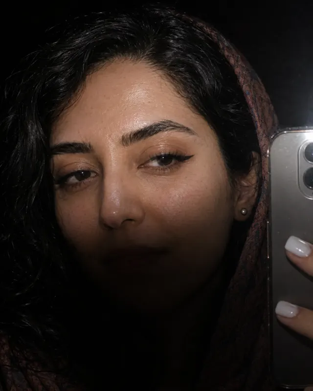 پرامپت دخترونه سلفی تاریک جذاب